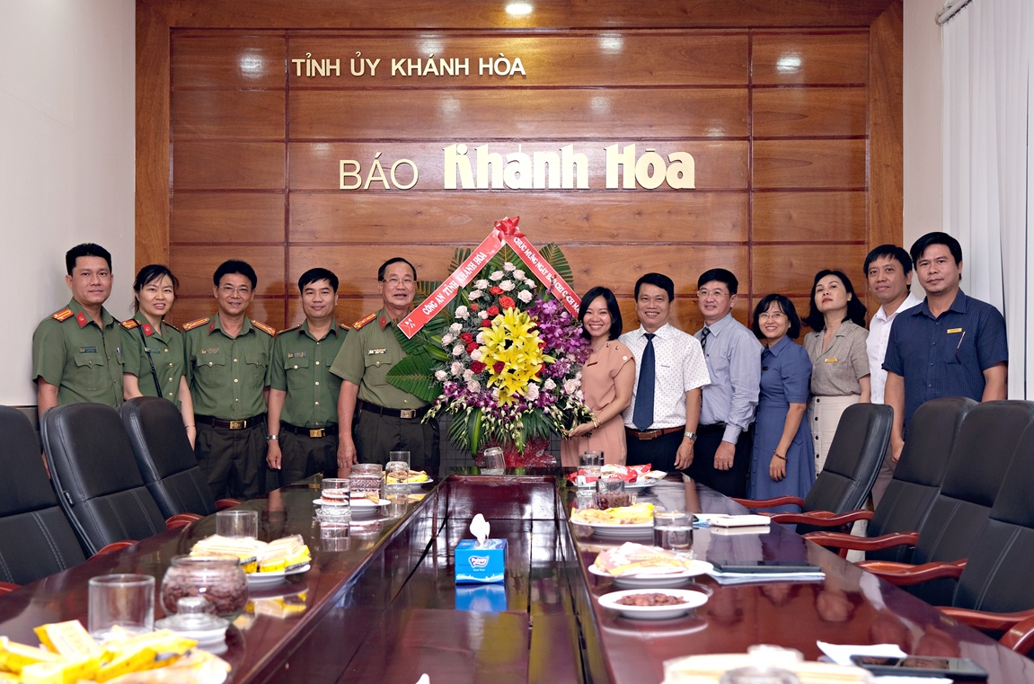 Lãnh đạo Công an tỉnh Khánh Hòa tặng hoa, chúc mừng Báo Khánh Hòa.