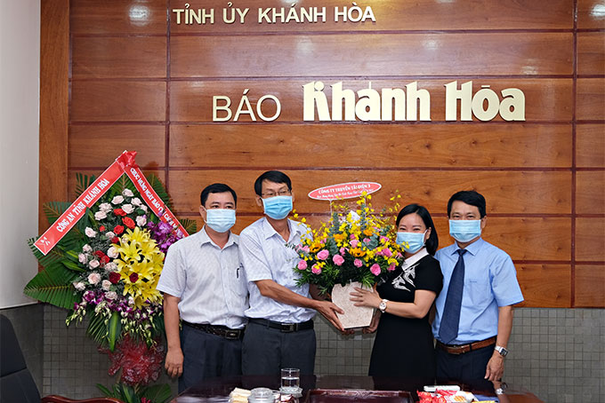 Lãnh đạo Công ty Truyền tải điện 3 chúc mừng Báo Khánh Hòa.