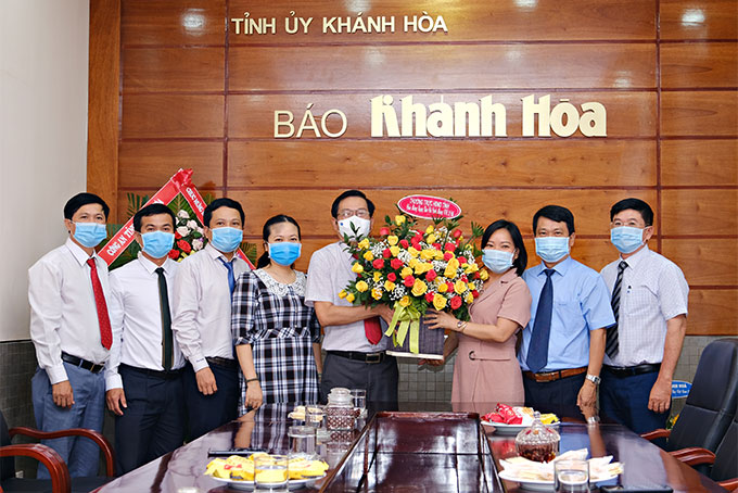 Thường trực HĐND tỉnh tặng hoa, chúc mừng Báo Khánh Hòa.