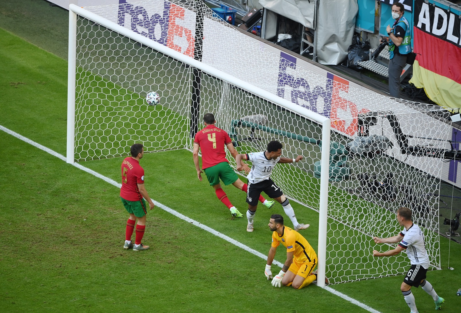 Trung vệ Ruben Dias (Bồ Đào Nha) phá bóng phản lưới nhà mở đầu cho trận ngược dòng tưng bừng của đội tuyển Đức