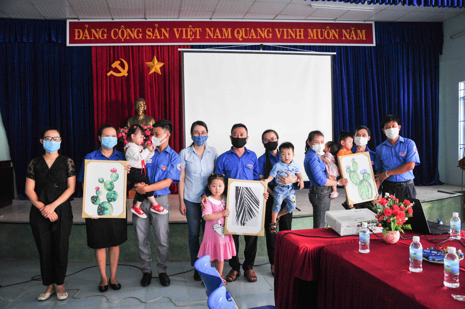 Ban tổ chức trao quà cho các gia đình thanh niên tiêu biểu của phường Vĩnh Hải