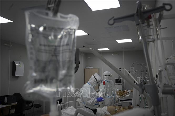 Nhân viên y tế điều trị cho bệnh nhân COVID-19 tại bệnh viện ở Moskva, Nga. Ảnh: AFP/ TTXVN
