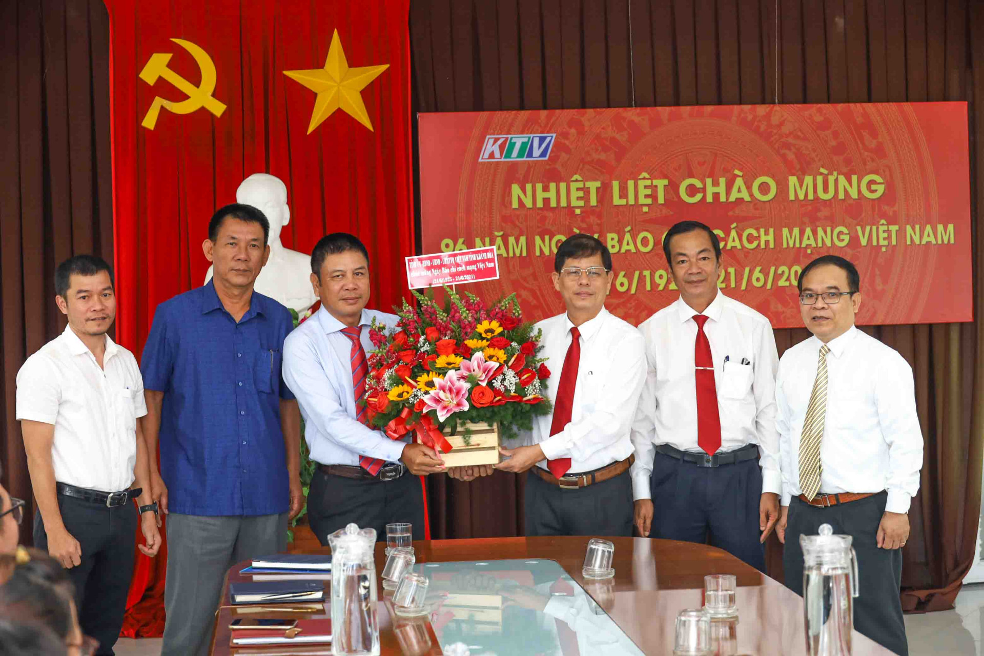 Ông Nguyễn Tấn Tuân tặng hoa chúc mừng tập thể Đài Phát thanh và Truyền hình Khánh Hòa. 