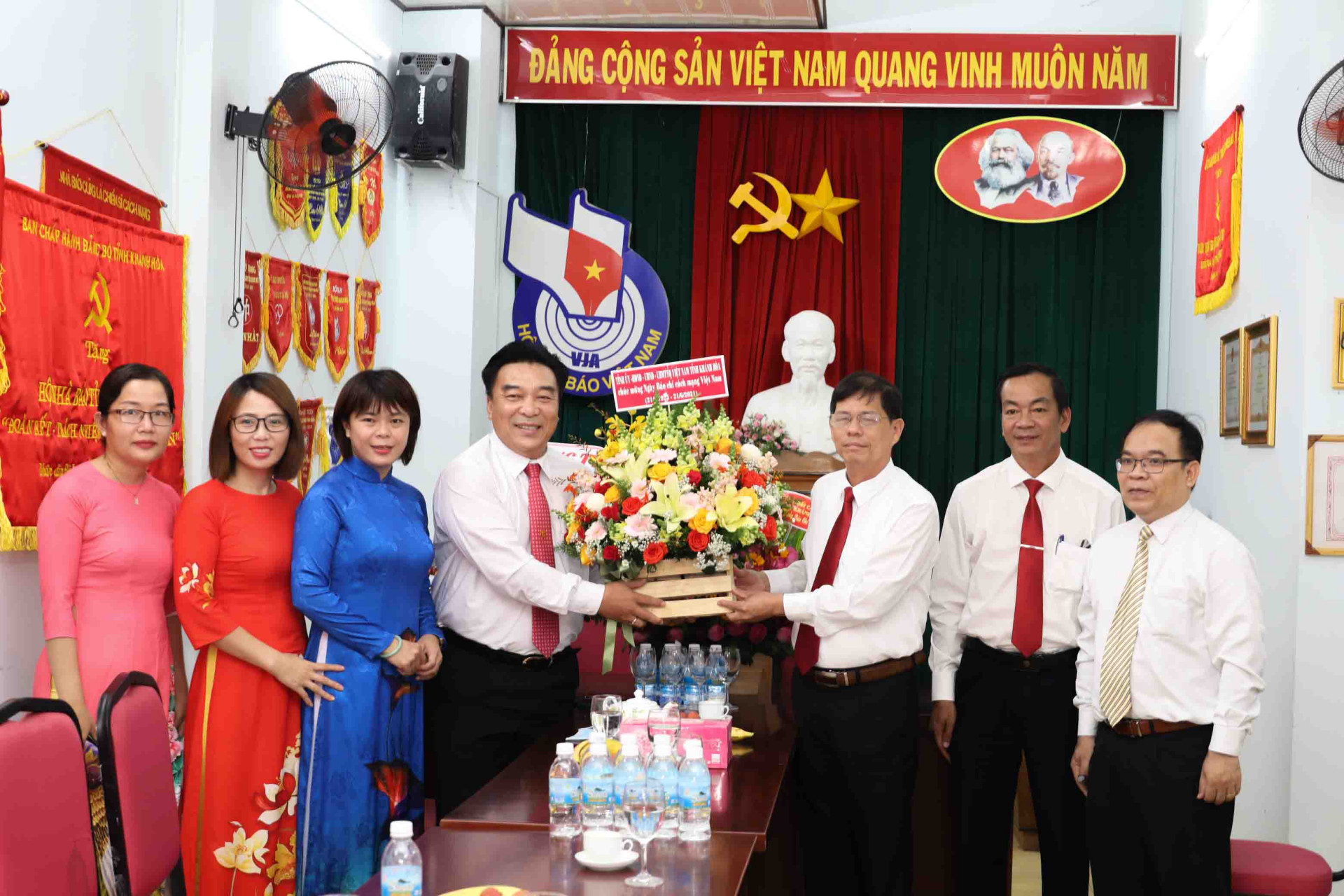 Ông Nguyễn Tấn Tuân tặng hoa chúc mừng lãnh đạo Hội Nhà báo tỉnh Khánh Hòa. 