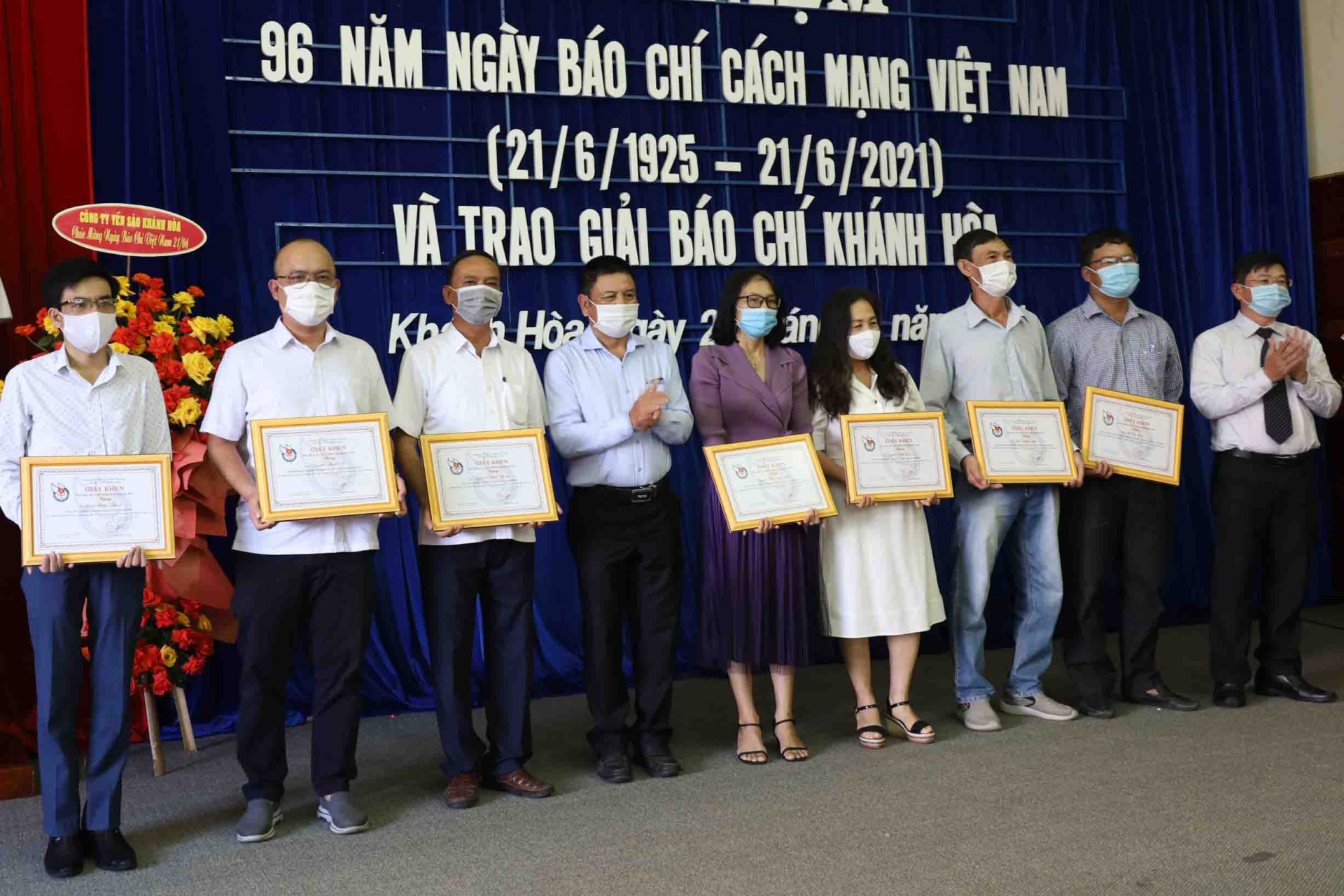 Lãnh đạo Hội Nhà báo tỉnh Khánh Hòa trao giấy khen cho các hội viên tiêu biểu. 