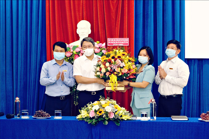 Bí thư Tỉnh ủy Nguyễn Hải Ninh tặng hoa chúc mừng Báo Khánh Hòa nhân kỷ niệm 96 năm ngày Báo chí cách mạng Việt Nam