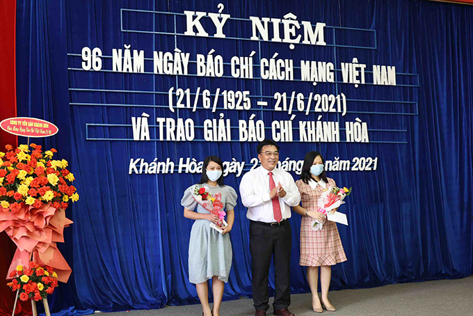 Lãnh đạo Hội Nhà báo tỉnh Khánh Hòa trao quyết định kết nạp hội viên mới.