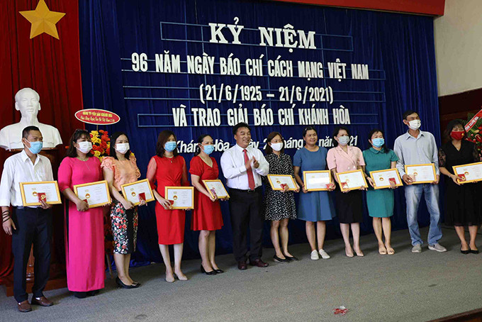 Lãnh đạo Hội Nhà báo tỉnh Khánh Hòa trao kỷ niệm chương Vì sự nghiệp báo chí cho các hội viên.