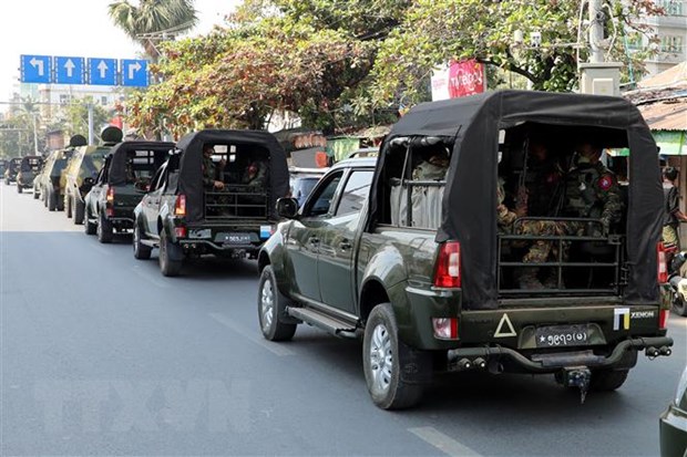 Xe quân sự tuần tra trên đường phố tại Mandalay, Myanmar. (Ảnh: AFP/TTXVN)