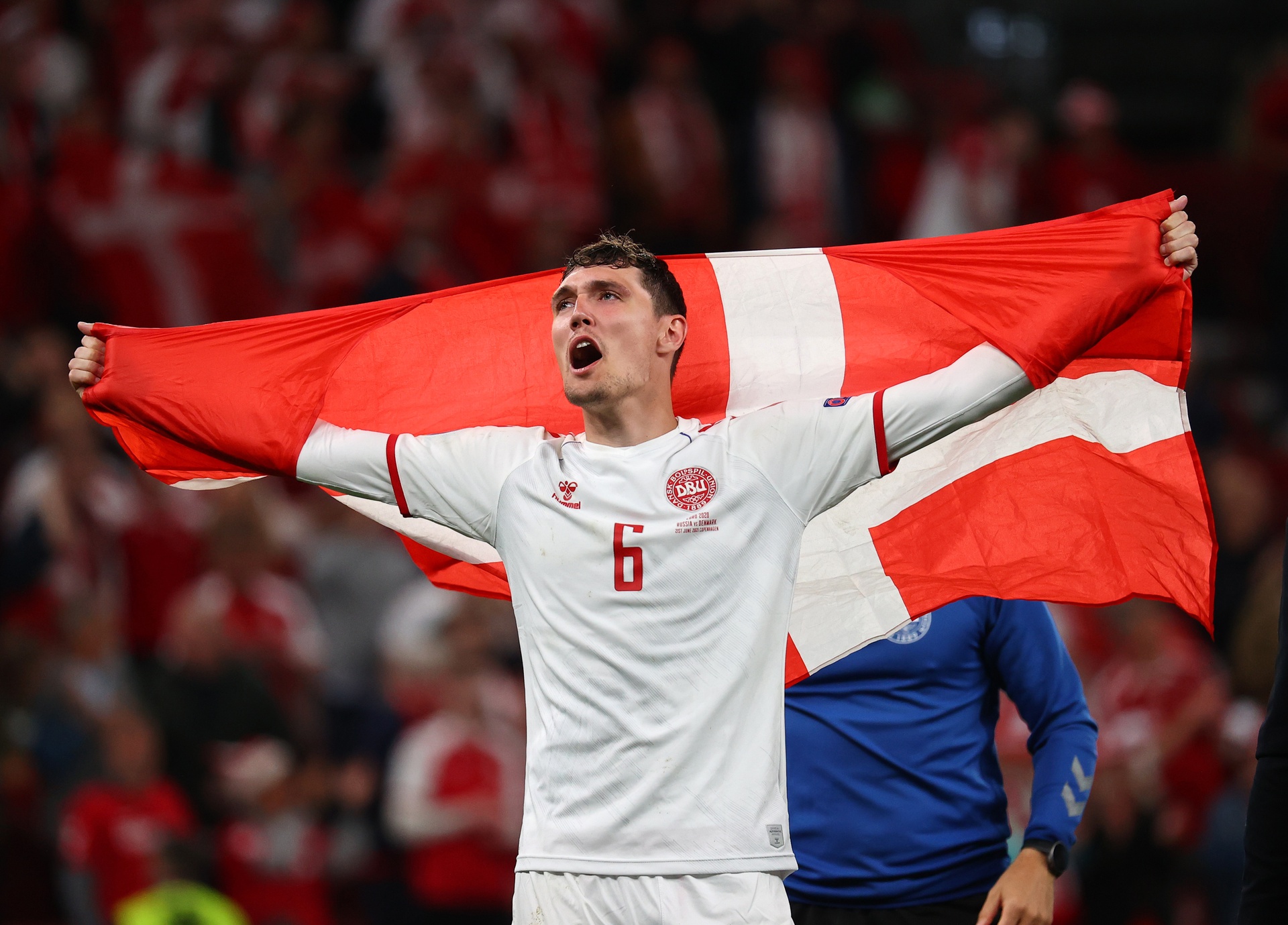 Cầu thủ Đan Mạch tự hào khoác quốc kỳ khi đôi nhà vượt qua nghịch cảnh giành vé vào vòng 1/8 Euro 2020