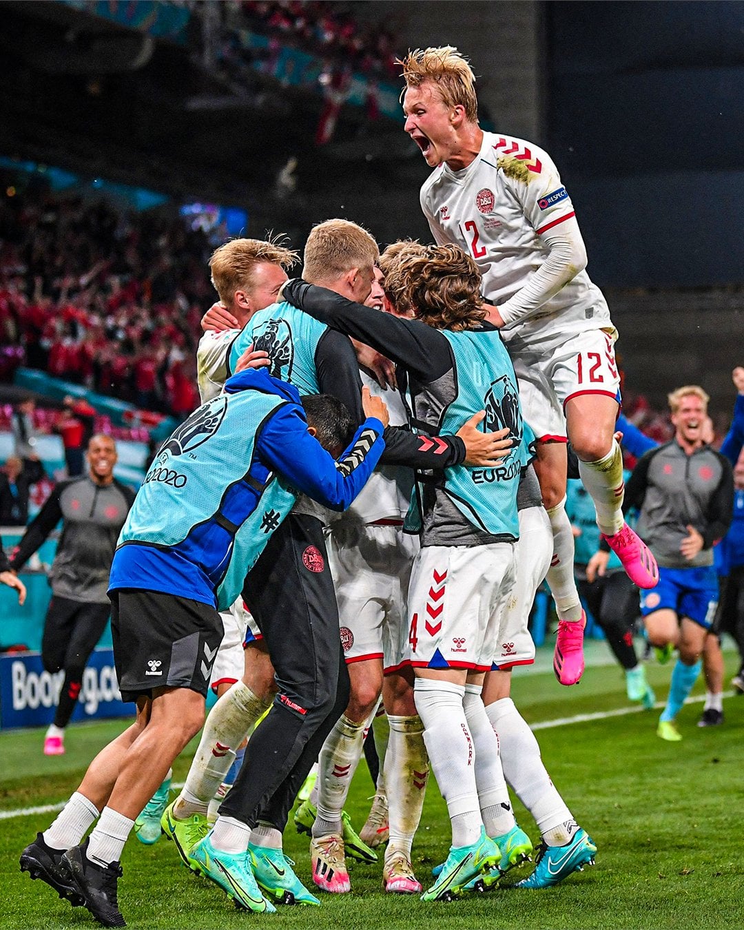 Các cầu thủ Đan Mạch ăn mừng khi giành vé vào vòng 1/8 với vị trí nhì bảng B