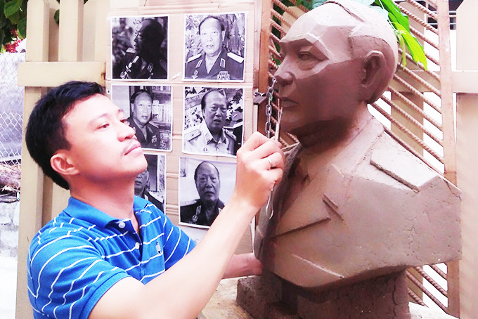 Nhà điêu khắc Ngô Văn Thành  thực hiện một tác phẩm tượng chân dung. 