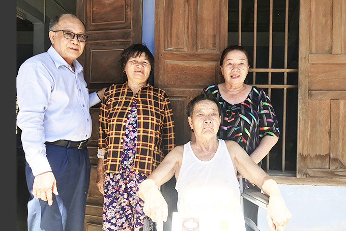 Bà Xuân (ngoài cùng bên phải) cùng lãnh đạo Hội Nạn nhân  chất độc da cam/dioxin tỉnh trao xe lăn cho gia đình ông Hoàng Xuân Thanh  (phường Ninh Hiệp, thị xã Ninh Hòa).