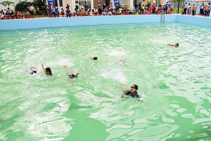 Lớp tập huấn bơi lội và phòng, chống đuối nước cho thanh thiếu nhi, học sinh hè năm 2020  do Ban Chỉ đạo hè TP. Nha Trang tổ chức.