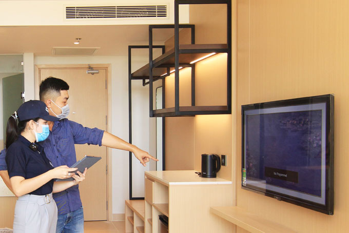 Khách hàng tìm hiểu thông tin của trang thiết bị, nội thất trong căn hộ thông qua ứng dụng 360° virtual tour