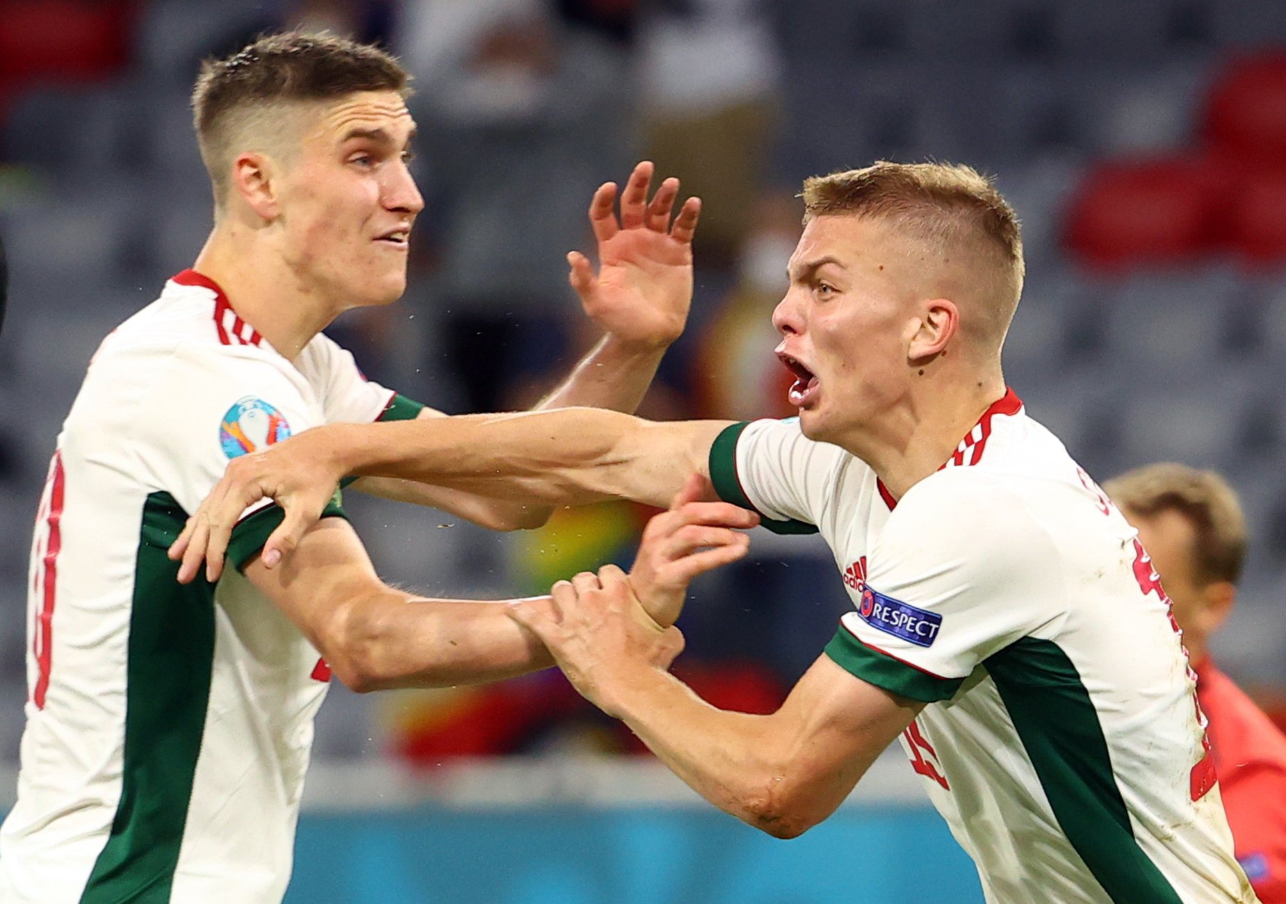 Các cầu thủ Hungary ăn mừng bàn thắng nâng tỷ số lên 2-1 trước đội tuyển Đức
