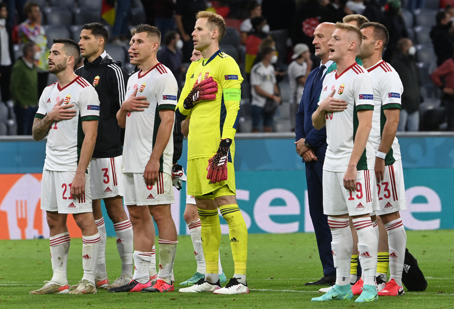 Các cầu thủ Hungary đặt tay lên ngực hát quốc ca đầy tự hào sau trận đấu với đội tuyển Đức