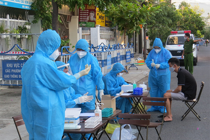 Lấy mẫu xét nghiệm cho người dân ở đường Bửu Đóa, phường Phước Long, TP. Nha Trang