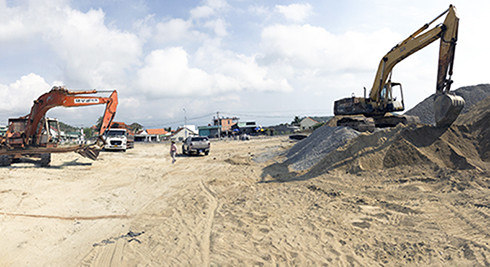 Khu vực tập kết vật liệu thi công kè bờ biển phường Ninh Hải.