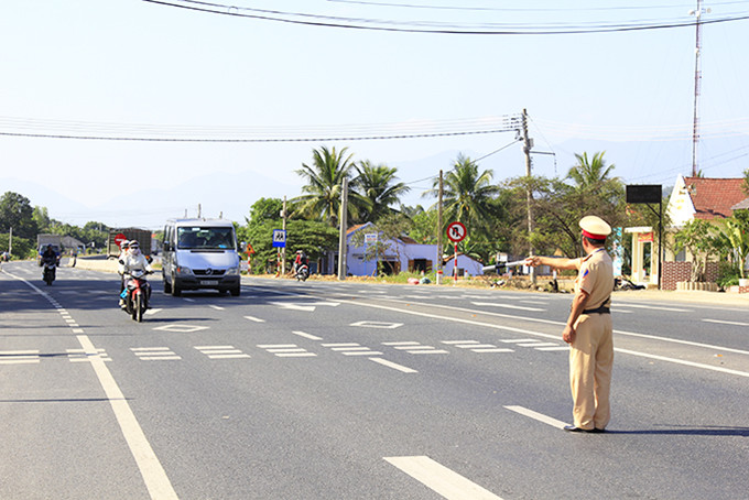 Lực lượng cảnh sát giao thông thực hiện kiểm soát giao thông trên Quốc lộ 1 qua địa bàn thị xã Ninh Hòa.