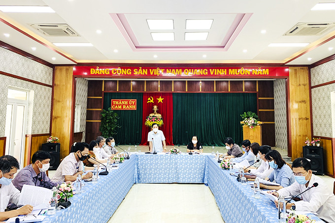 Ông Hà Quốc Trị cùng đoàn công tác làm việc  với Thành ủy Cam Ranh về công tác phát triển đảng trong đơn vị kinh tế tư nhân. 