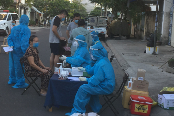 Lấy mẫu xét nghiệm tại khu vực đường Bửu Đóa, TP. Nha Trang.