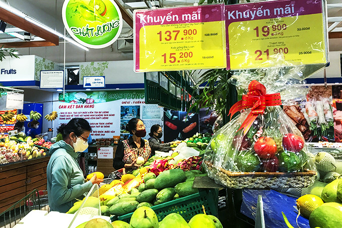 Khách hàng mua sắm tại siêu thị Co.opmart Nha Trang.