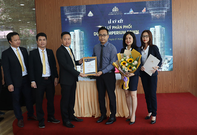 Lãnh đạo Indochine Nha Trang và Công ty Cổ phần Đầu tư và kinh doanh Bất động sản Hải Phát ký kết hợp tác phân phối dự án Imperium Town Nha Trang 