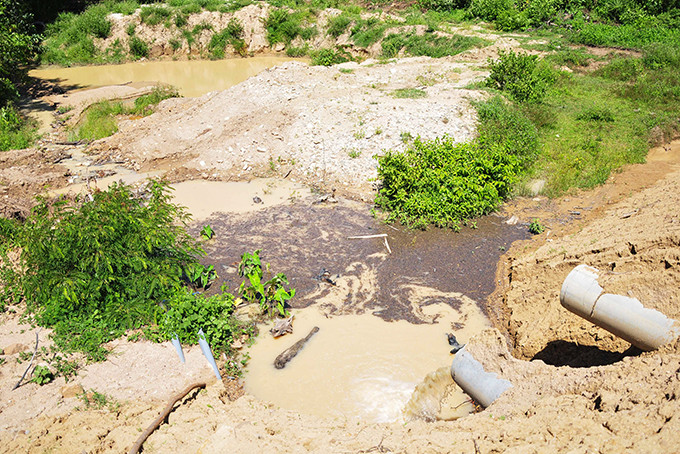 Phần đập ngăn nước được đắp đất, có đặt ống điều tiết nước  xuống vùng hạ lưu suối Đá Hang.