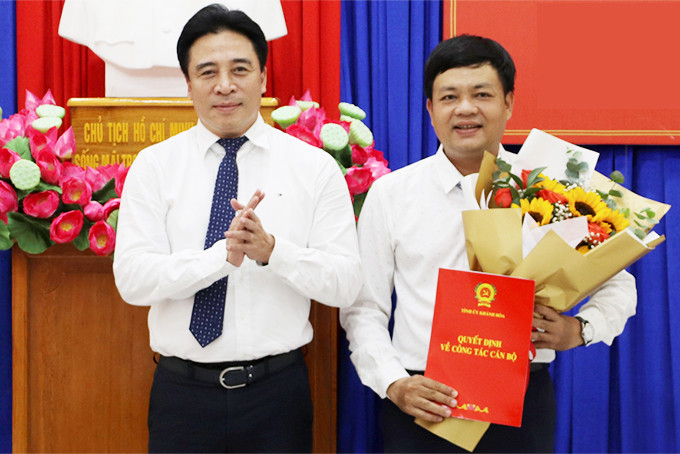 Ông Nguyễn Khắc Toàn trao quyết định bổ nhiệm cho ông Lê Văn Hoan