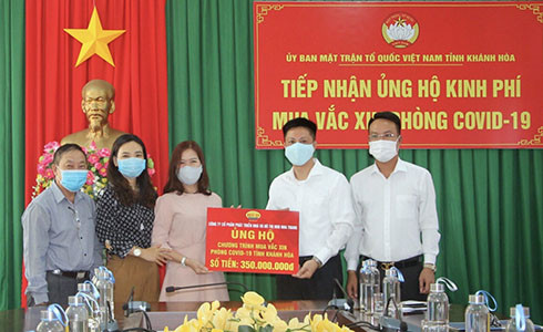 Đại diện Công ty Cổ phần Phát triển nhà và đô thị HUD Nha Trang trao ủng hộ mua vắc xin phòng Covid-19.