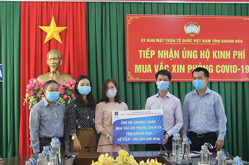 Đại diện Công ty TNHH Liên doanh kho ngoại quan Xăng dầu Vân Phong trao ủng hộ mua vắc xin phòng Covid-19.