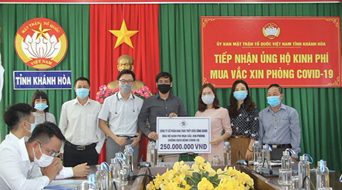  Đại diện Công ty Cổ phần Khai thác Thủy điện sông Giang trao ủng hộ mua vắc xin phòng Covid-19.