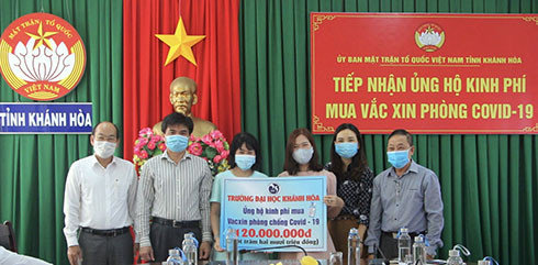 Đại diện Trường Đại học Khánh Hòa trao ủng hộ mua vắc xin phòng Covid-19.