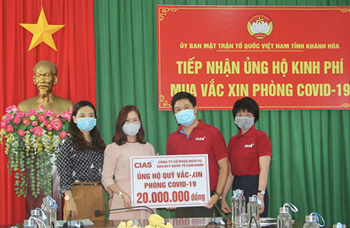 Đại diện Công ty Cổ phần Dịch vụ Sân bay Quốc tế Cam Ranh trao ủng hộ mua vắc xin phòng Covid-19.