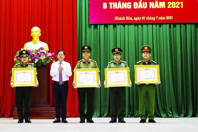 Đồng chí Nguyễn Tấn Tuân trao bằng khen của Thủ tướng Chính phủ cho các tập thể, cá nhân.