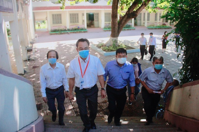Đoàn tác số 3 do Thứ trường Bộ GD-ĐT Hoàng Minh Sơn dẫn đâ (giữa) đẫn đầu kiểm tra công tác chuẩn bị Kỳ thi tốt nghiệp THPT tỉnh Khánh Hòa