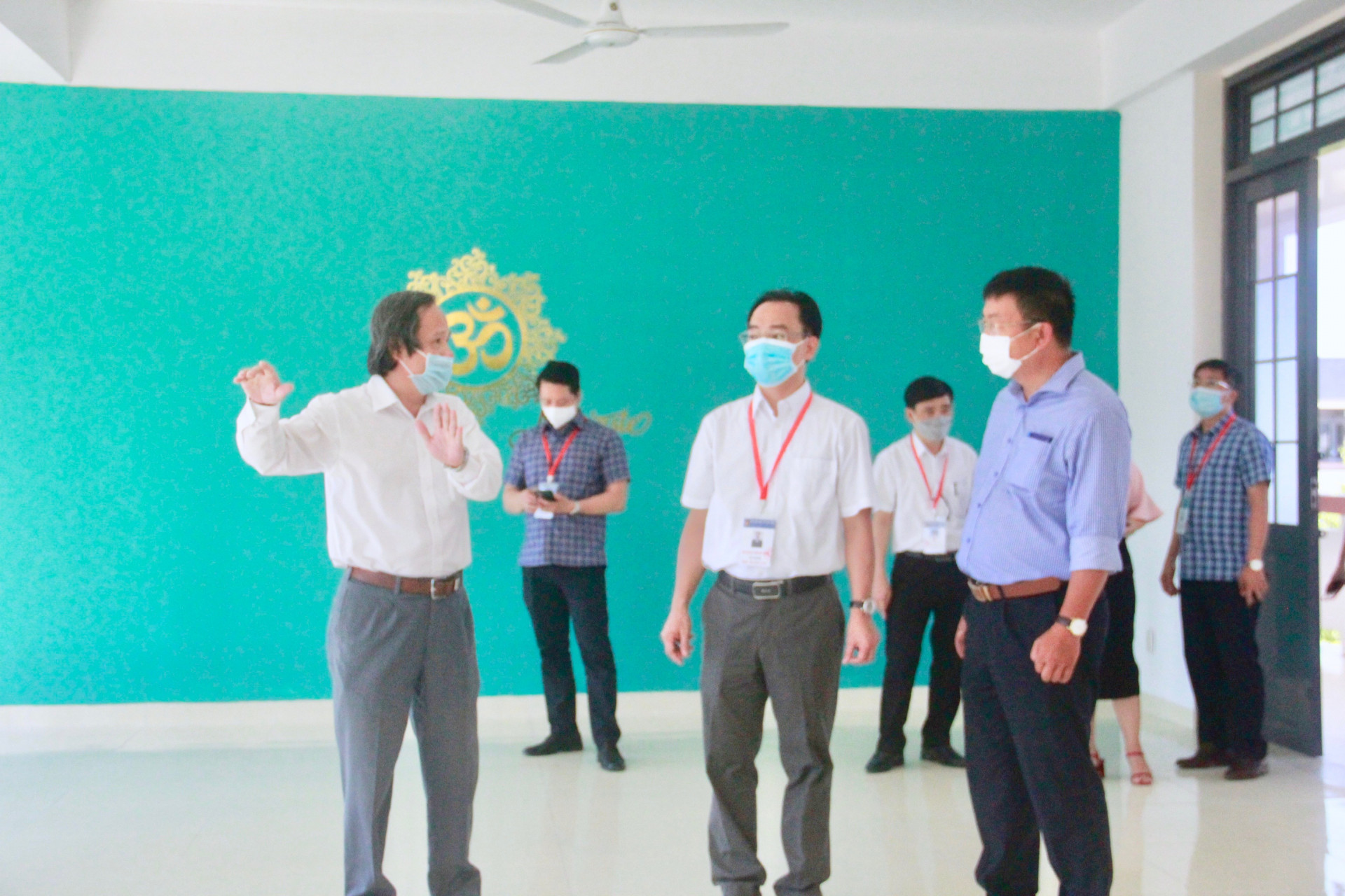 Đoàn công tác kiểm tra cơ sở vật chất tại điểm thi Trường THPT Phạm Văn Đồng, TP.Nha Trang