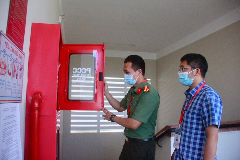 Đoàn công tác của Bộ GD-ĐT kiểm tra hệ thống an ninh, phòng cháy, chữa cháy. 