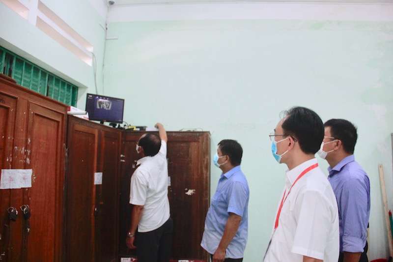 Đoàn công tác kiểm tra hệ thống camera an ninh tại điểm thi trường THPT Nguyễn Văn Trỗi, TP.Nha Trang