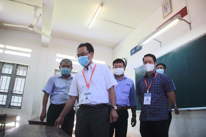Đoàn công tác kiểm tra cơ sở, vật chất tại phòng thi trường THPT Hà Huy Tập, TP.Nha Trang