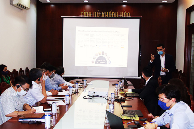Lãnh đạo tỉnh nghe đại diện Công ty TNHH McKinsey - Company Việt Nam báo cáo về công tác lập quy hoạch tỉnh.