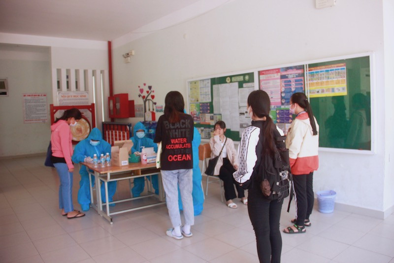 Khoảng hơn 400 học sinh lớp 12 được chọn ngẫu nhiên từ các trường THPT trên địa bàn TP. Nha Trang, Trung tâm Giáo dục thường xuyên và hướng nghiệp Nha Trang đã được tiến hành lấy mẫu, xét nghiệm Covid-19. 