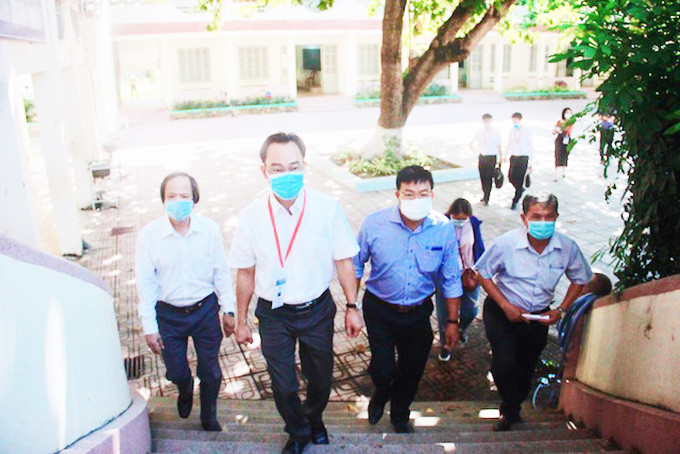 Thứ trưởng Hoàng Minh Sơn kiểm tra công tác chuẩn bị thi tại Trường THPT Hà Huy Tập (TP. Nha Trang). 
