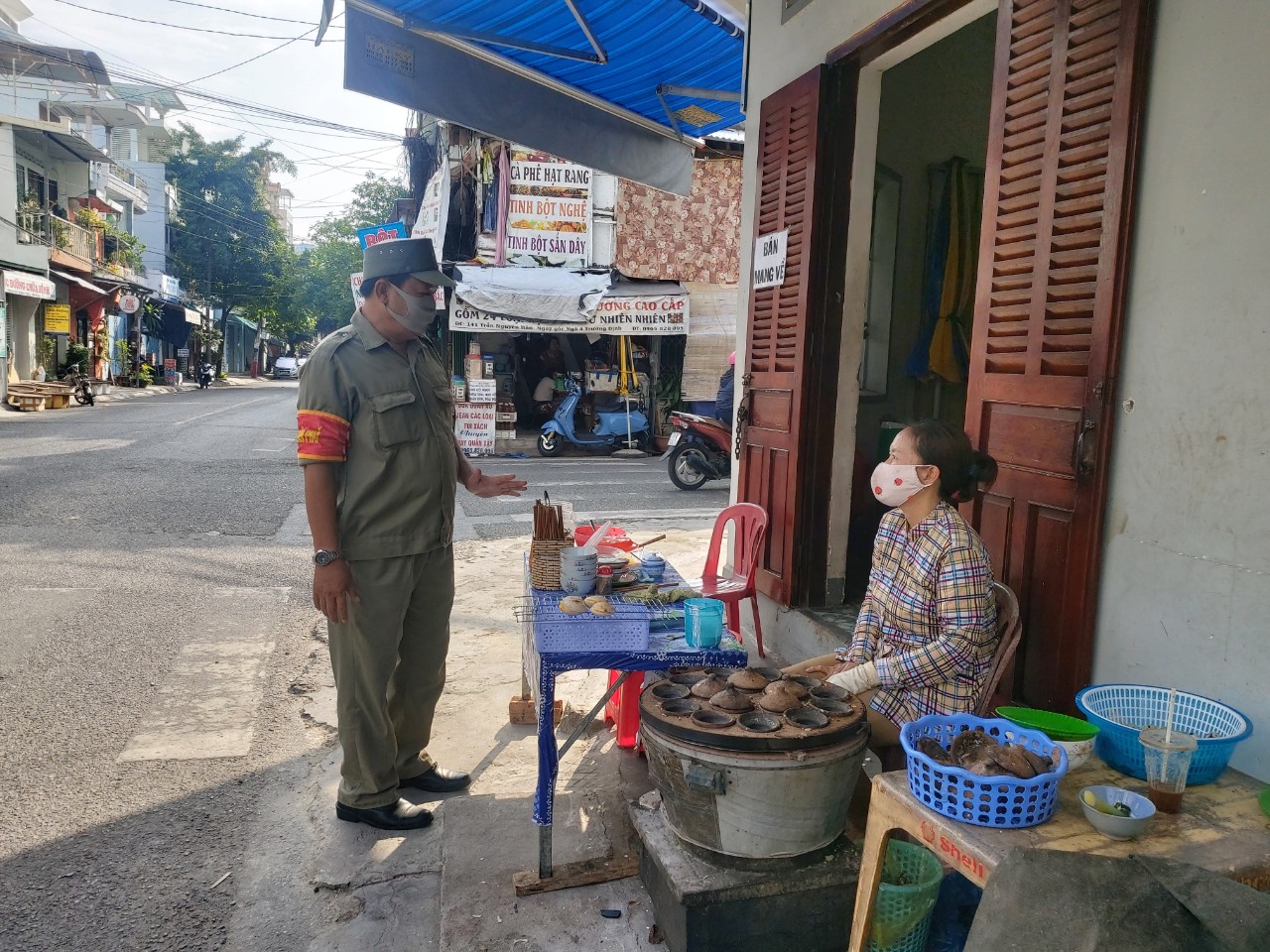 Cán bộ tổ dân phố phường Phước Hòa nhắc nhở người dân bán hàng ăn tuân thủ quy định.
