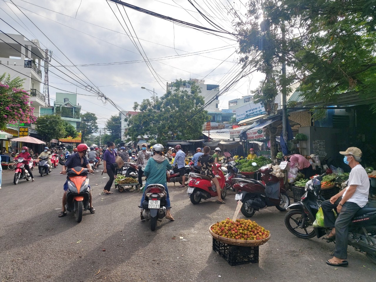 Tuy nhiên, tại các tuyến đường xung quanh chợ Phước Thái, phường Phước Long vẫn còn có nhiều quầy hàng lẫn chiếm lòng lề đường buôn bán, nhốn nháo.
