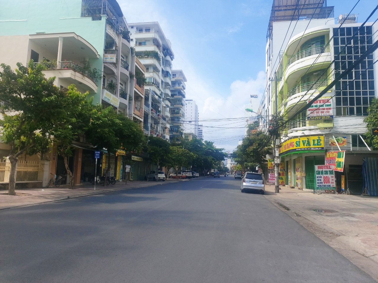 Các hàng quán trên đường Nguyễn Thiện Thuật đã đóng cửa và đường phố vắng người đi lại.