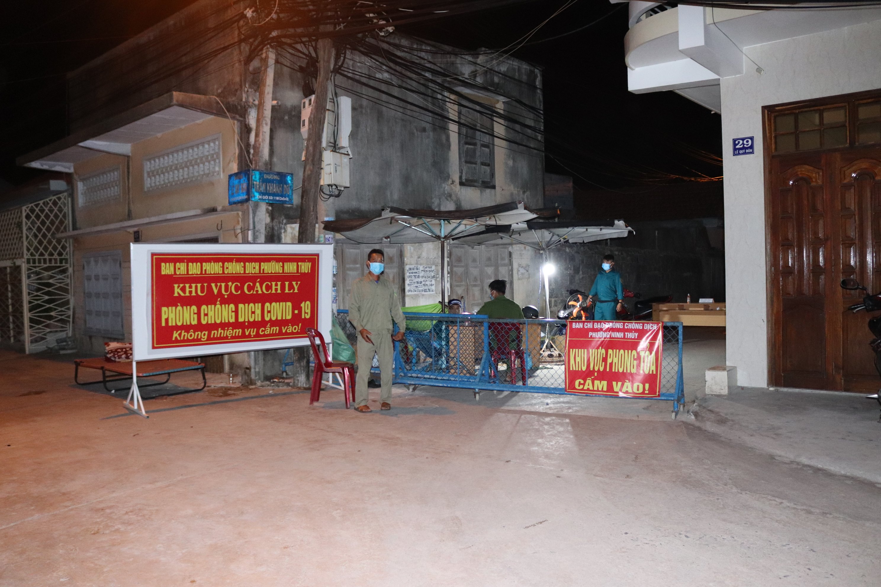 Những "chiến binh xanh" truy vết Covid-19 trong đêm