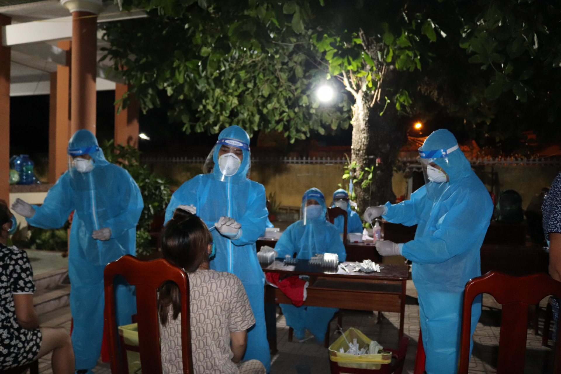 Trong đêm 8-7, gần 1.000 mẫu đã thực hiện, kết quả có 10 ca nghi nhiễm SARS-CoV-2; những người bị nghi nhiễm lập tức được thông báo chuẩn bị đi cách ly.