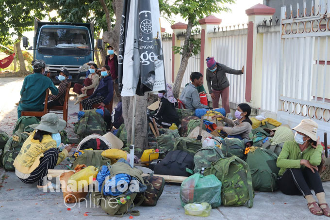 Khánh Hòa điều 2 xe ô tô đưa 47 người dân Quảng Ngãi về quê trong đêm 10-7